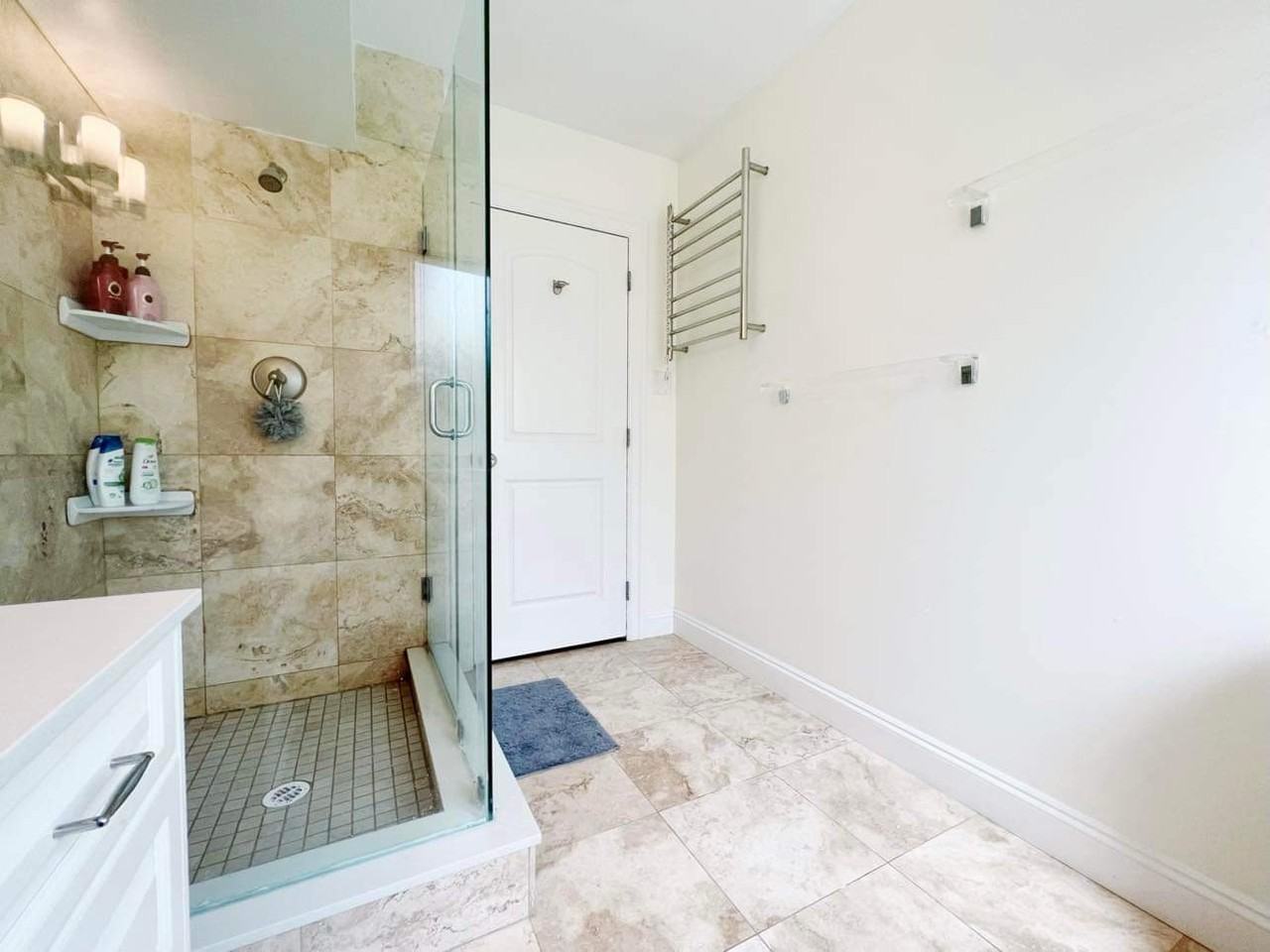 1561 Wesbrook Crescent - Photo 5 of 8