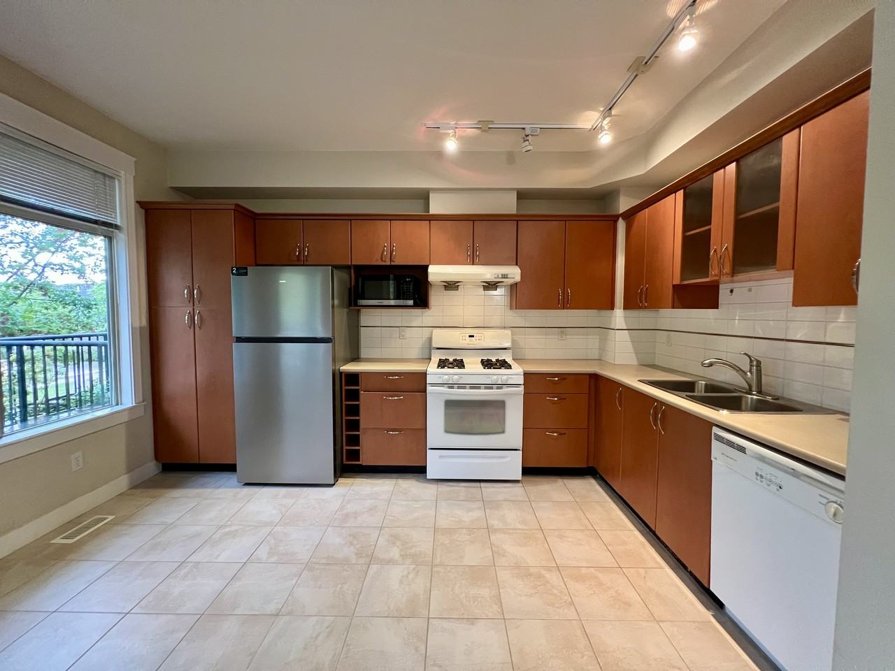 6233 Birch Street - Photo 5 of 24