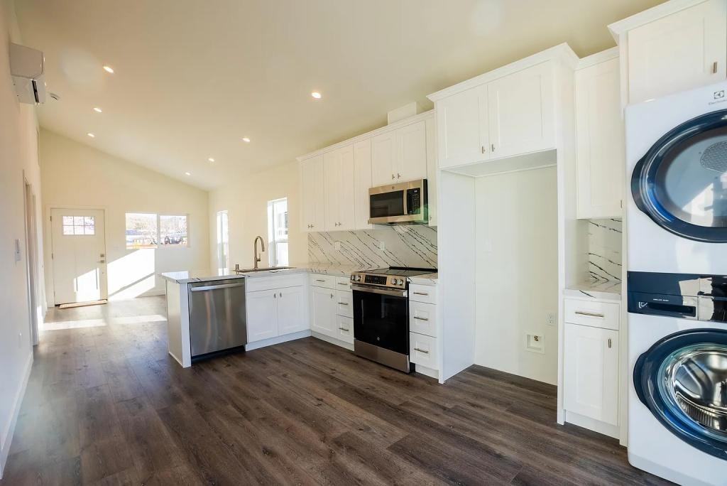 3259 Cole Ave - Photo 3 of 15