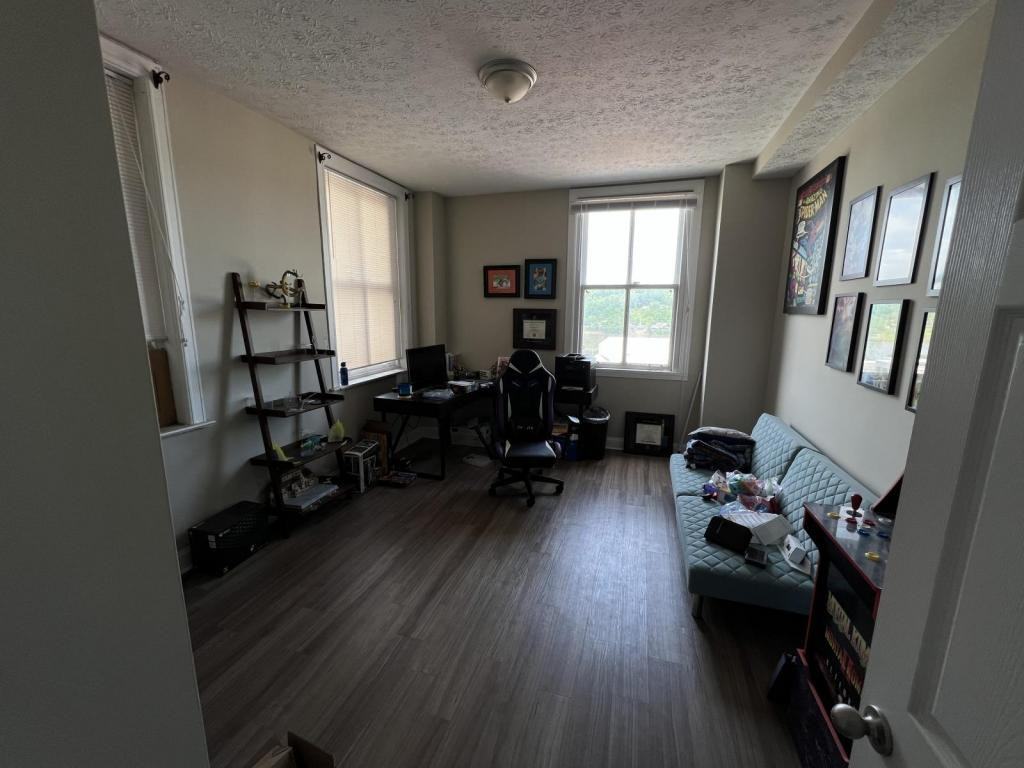 910 4th Ave - Photo 4 of 7