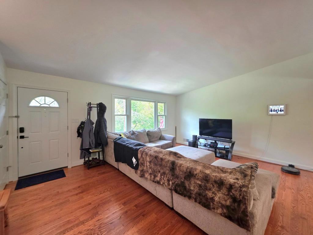8300 Beech Tree Rd - Photo 3 of 34