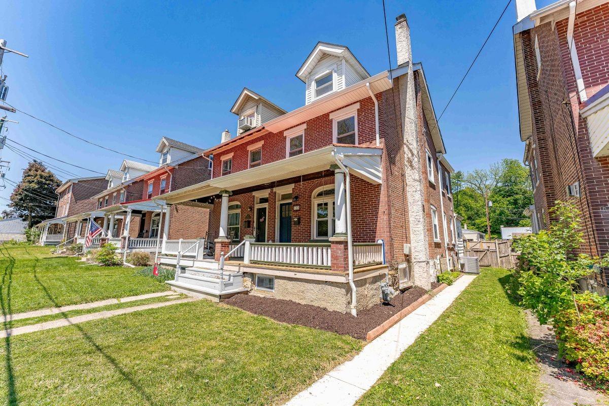 129 Walnut St - Photo 2 of 19