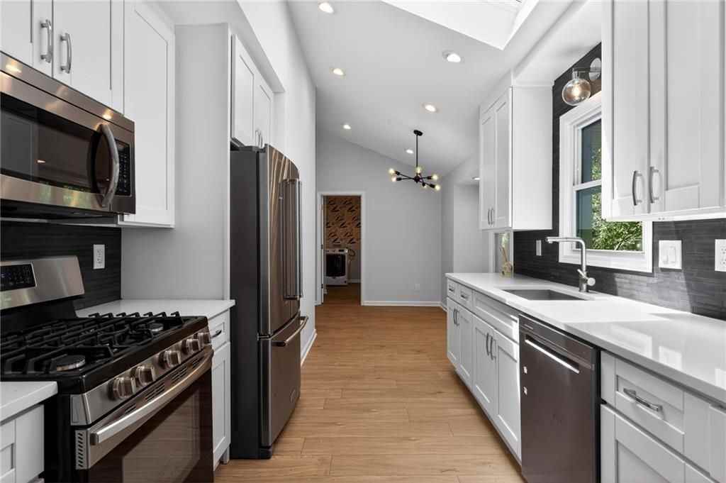 1480 Edinburgh Dr - Photo 3 of 16