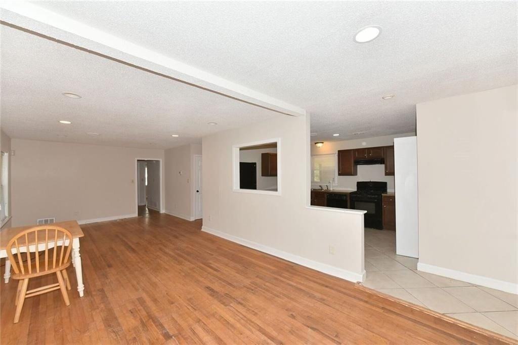 2246 Whites Mill Rd - Photo 5 of 10