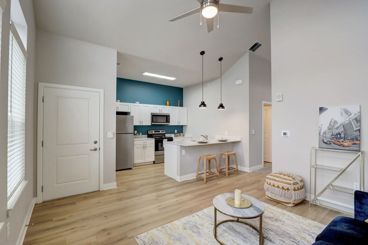 Waters Edge Apartments Bloomington - Photo 2 of 33