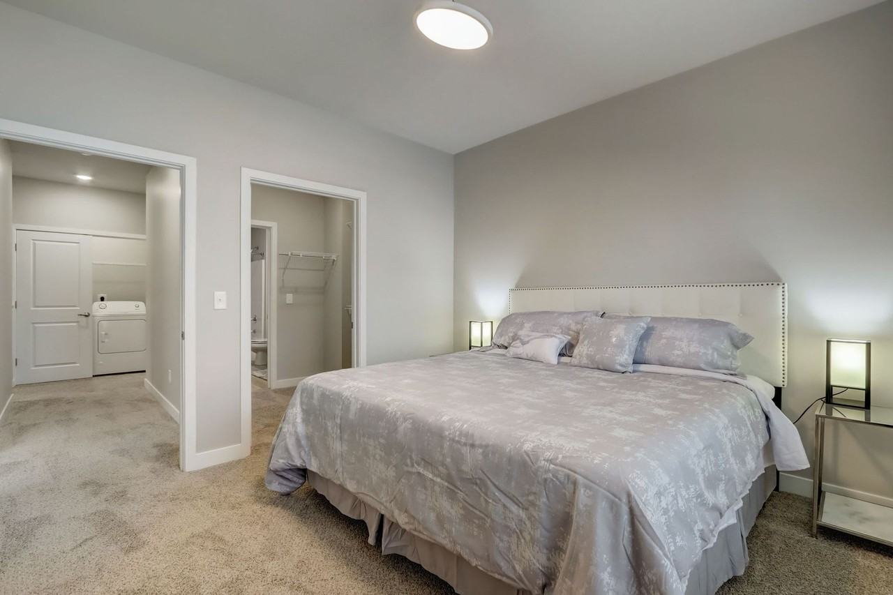 Waters Edge Apartments Bloomington - Photo 4 of 33