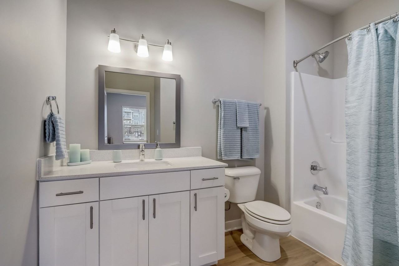 Waters Edge Apartments Bloomington - Photo 5 of 33