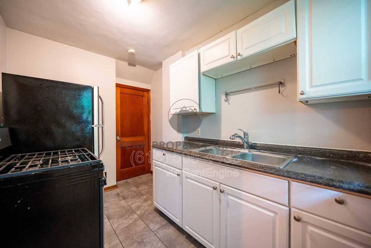 213 E Hudson St - Photo 6 of 19