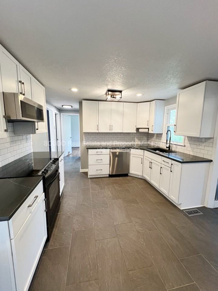 6008 Melrose Ln - Photo 3 of 14