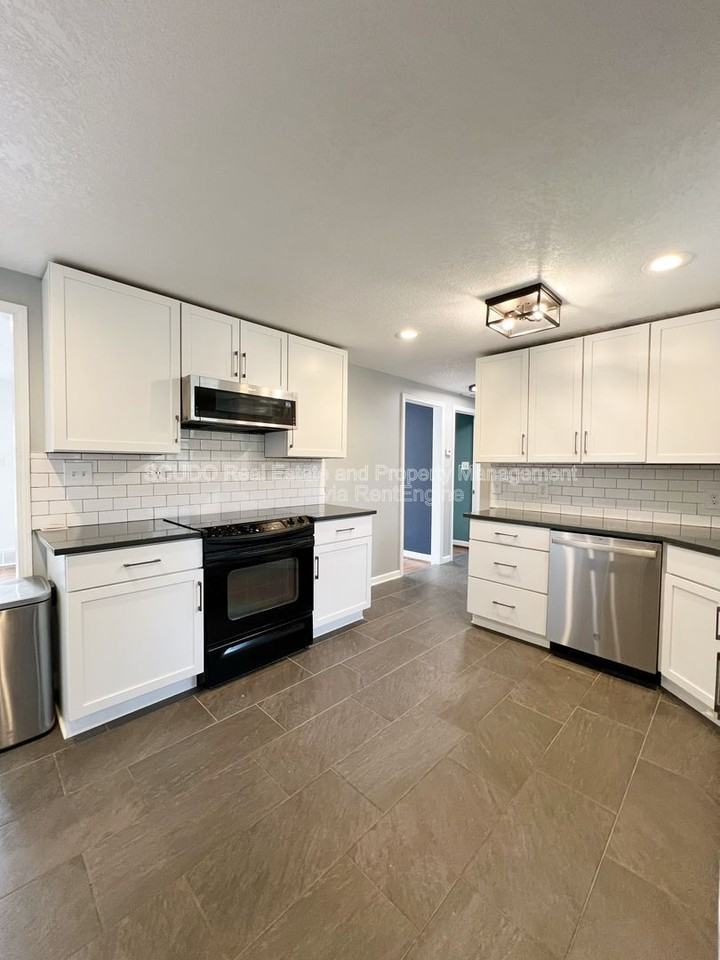 6008 Melrose Ln - Photo 4 of 14