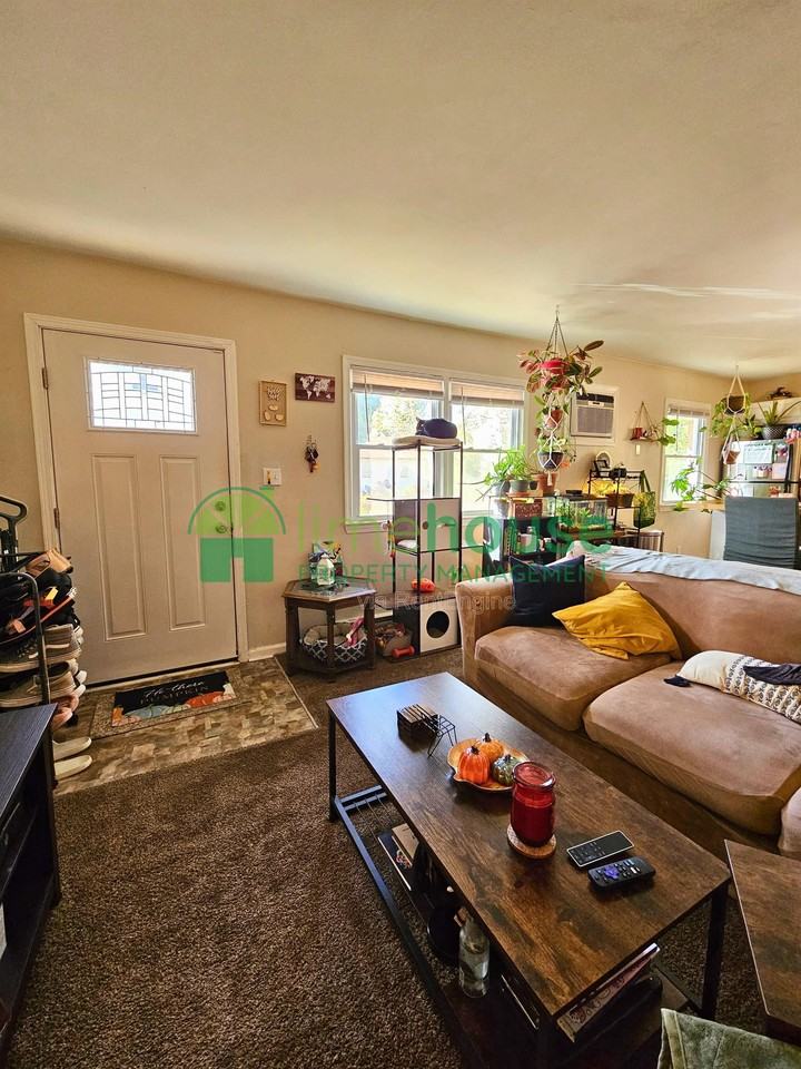 840 43rd St #B - Photo 3 of 17