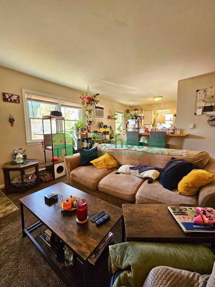 840 43rd St #B - Photo 4 of 17