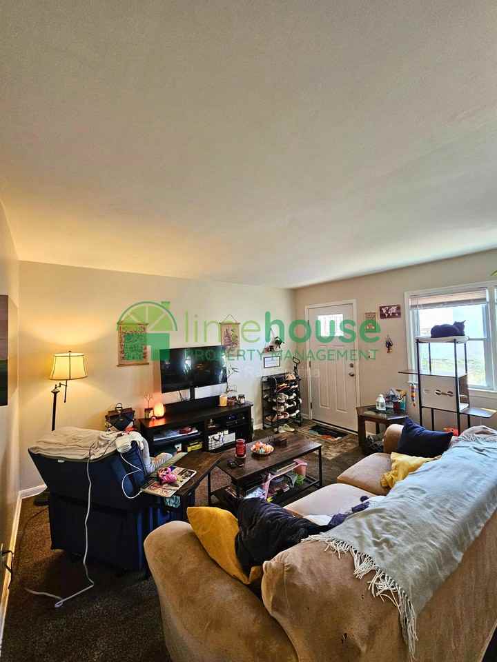840 43rd St #B - Photo 5 of 17
