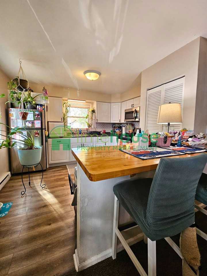 840 43rd St #B - Photo 7 of 17