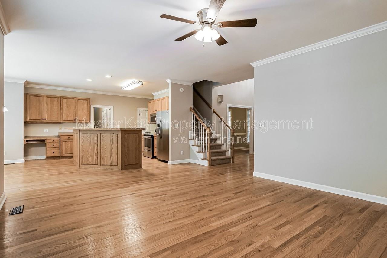 2304 Knoll Ridge Ln - Photo 5 of 33