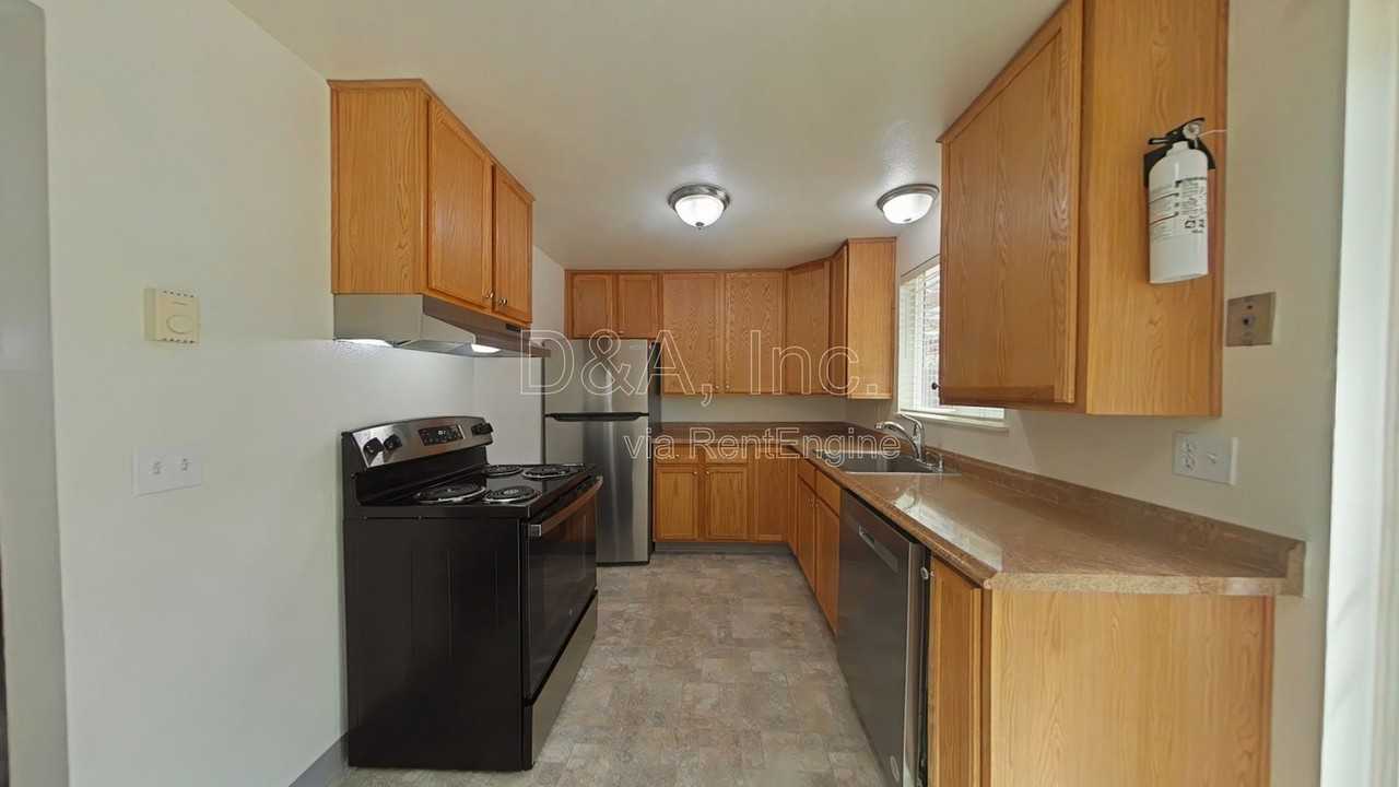138 Ne Conifer Blvd #6 - Photo 3 of 10