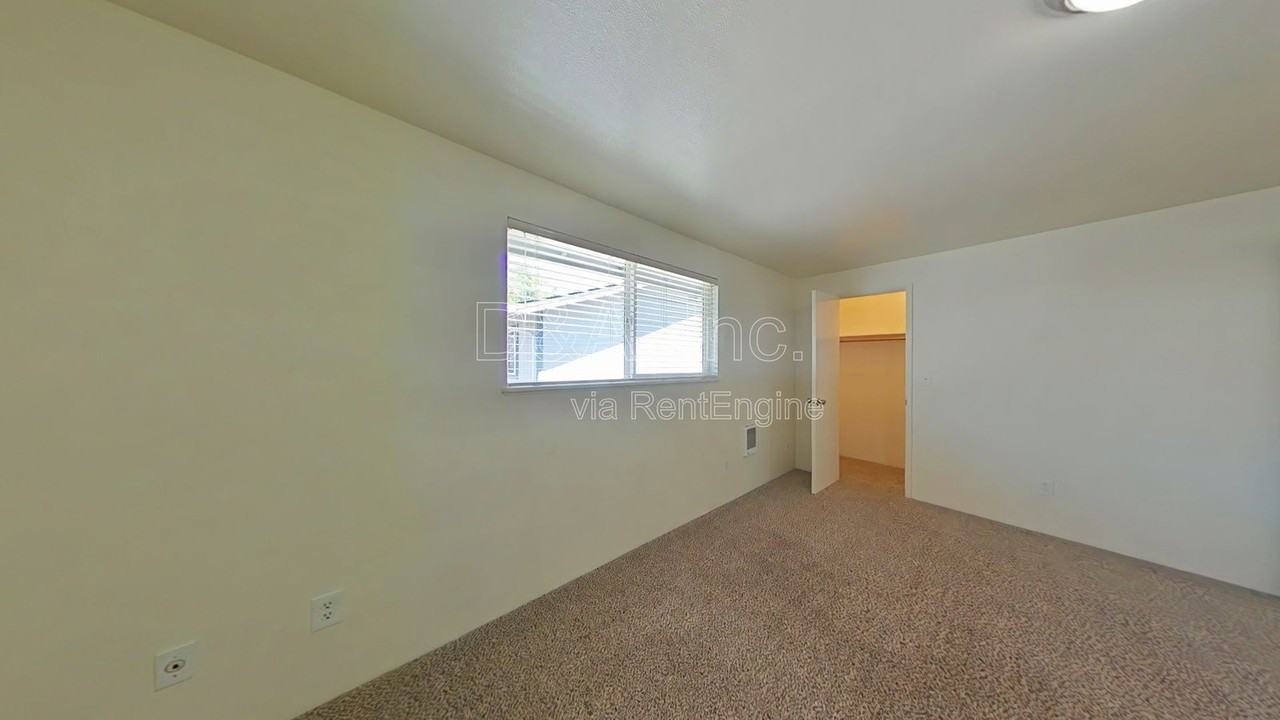 138 Ne Conifer Blvd #6 - Photo 6 of 10