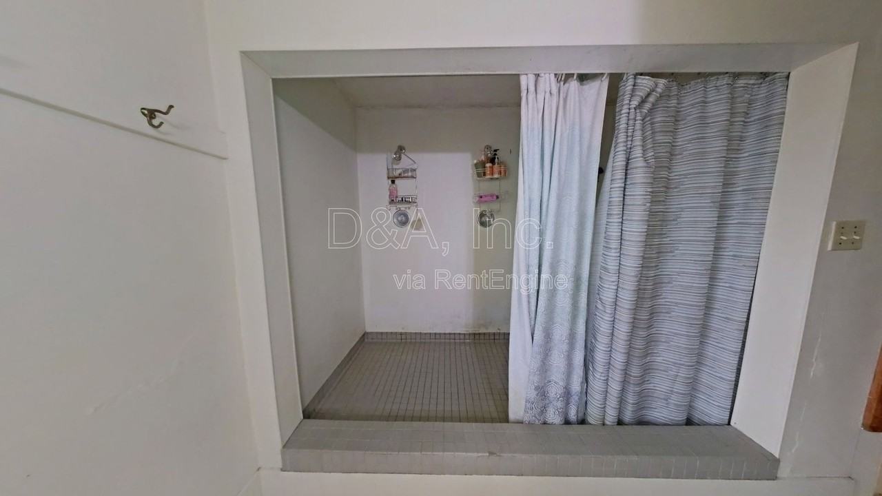 242 Nw 15th St #1 - Photo 6 of 8