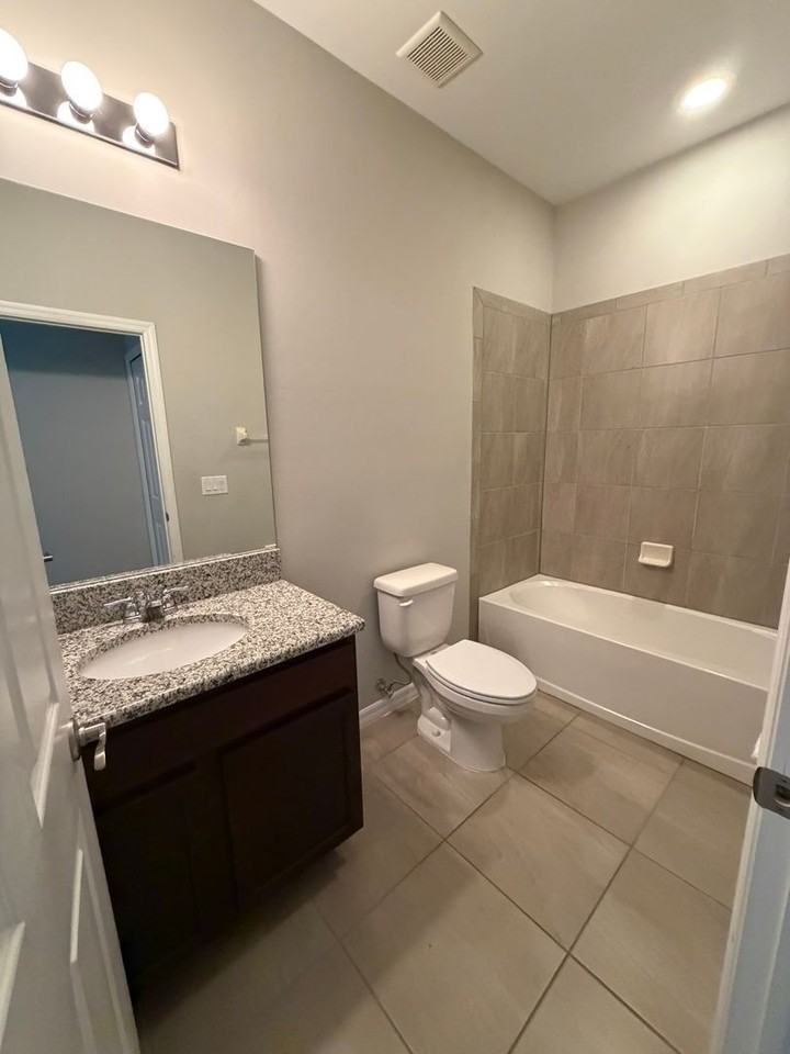 2304 Ne 6th St - Photo 3 of 15
