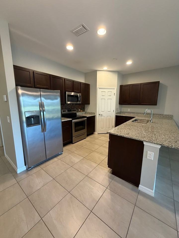 2304 Ne 6th St - Photo 5 of 15
