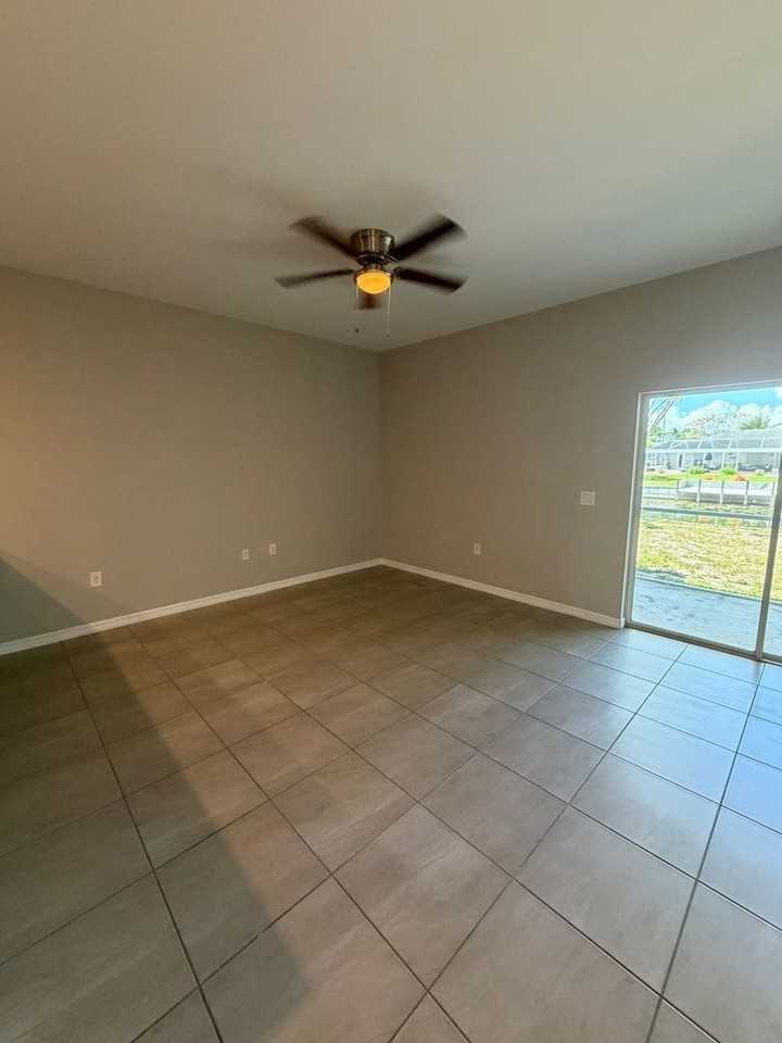2304 Ne 6th St - Photo 6 of 15
