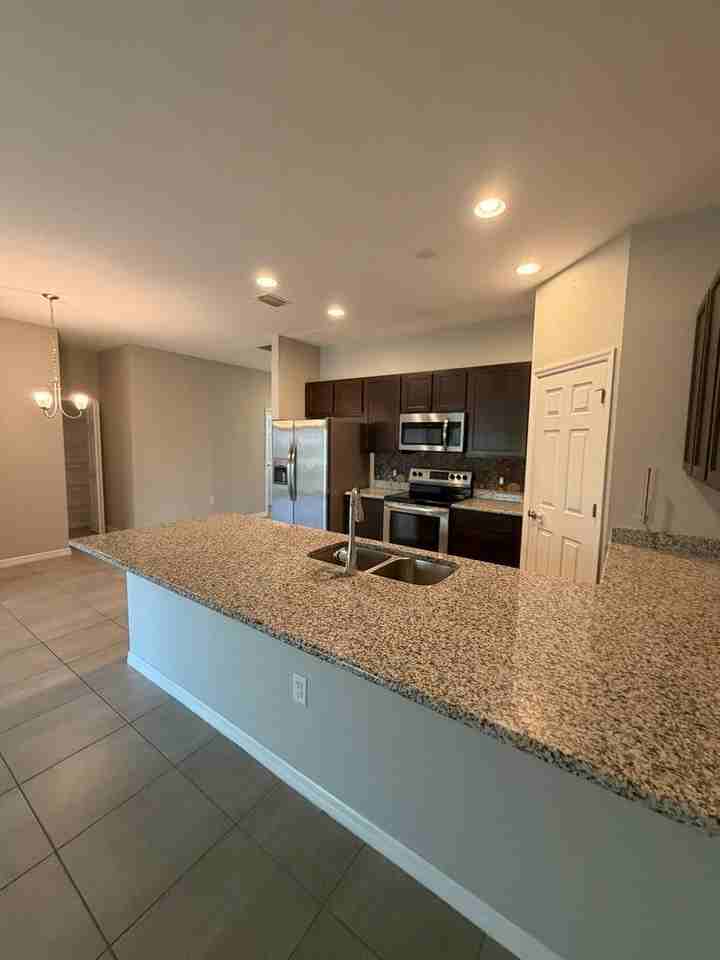 2304 Ne 6th St - Photo 7 of 15