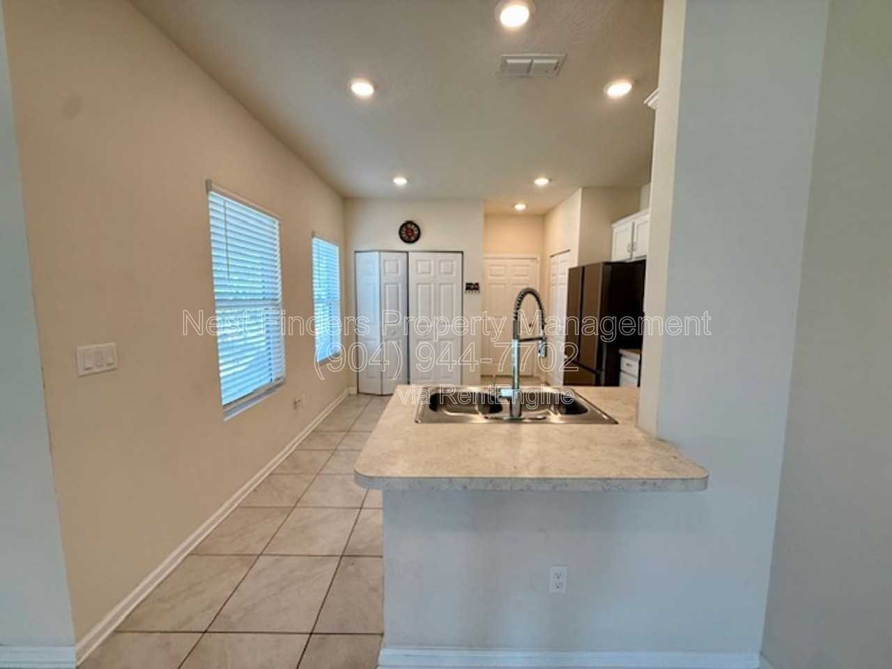943 Capitol Pkwy - Photo 4 of 26