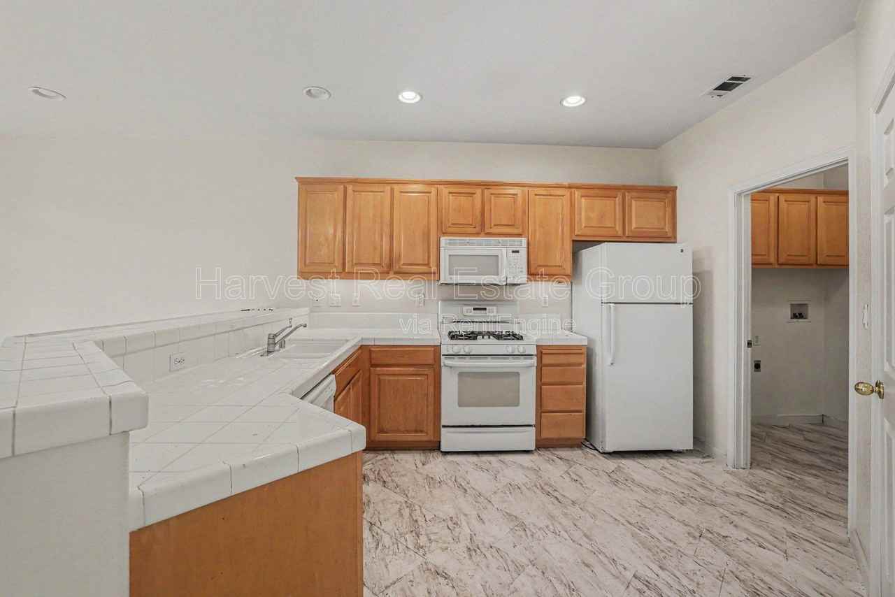 1991 Gresham Dr - Photo 7 of 20