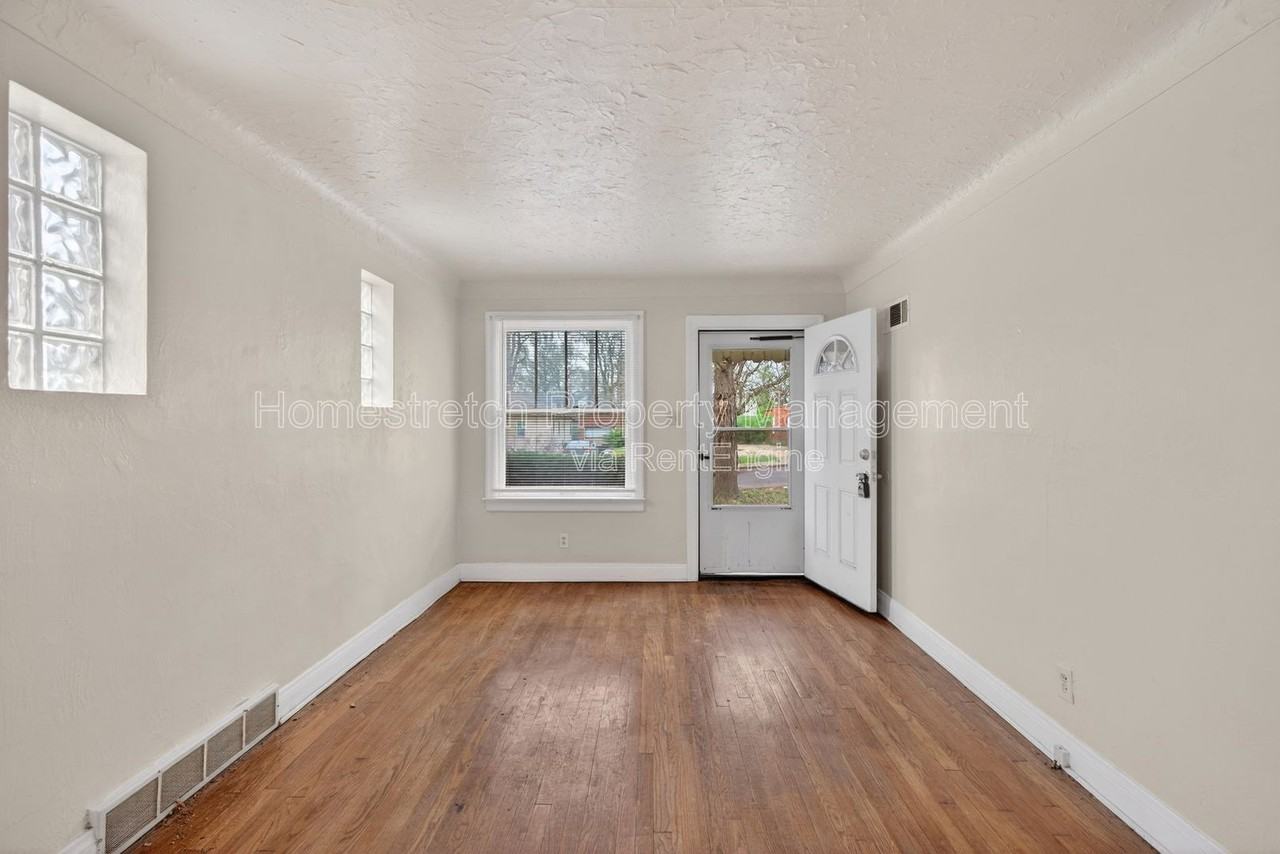 8817 Shady Grove Ave - Photo 4 of 37