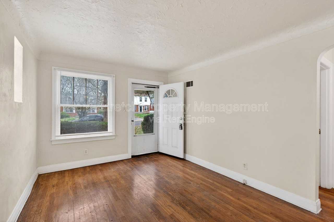 8817 Shady Grove Ave - Photo 6 of 37