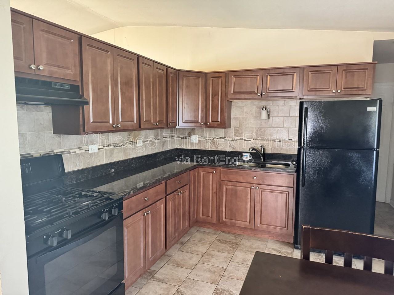 105 S Sycamore Ln - Photo 2 of 6