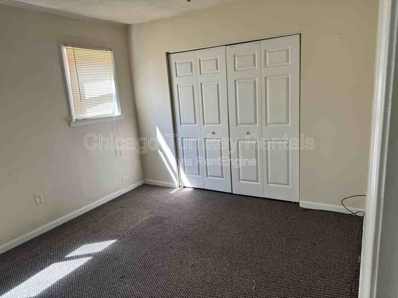 105 S Sycamore Ln - Photo 3 of 6