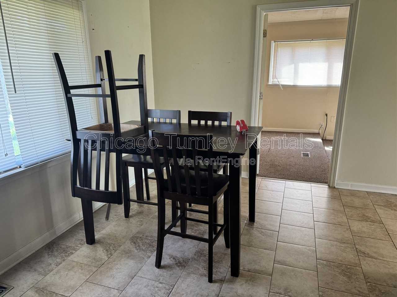 105 S Sycamore Ln - Photo 4 of 6