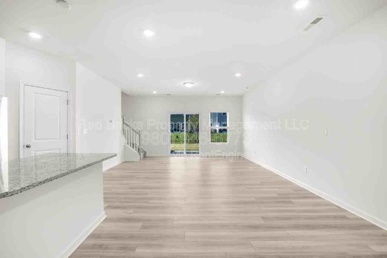 796 Earhart St - Photo 3 of 24