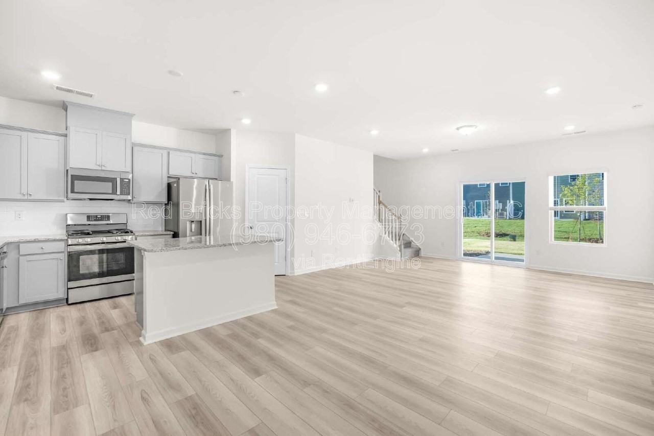 796 Earhart St - Photo 4 of 24