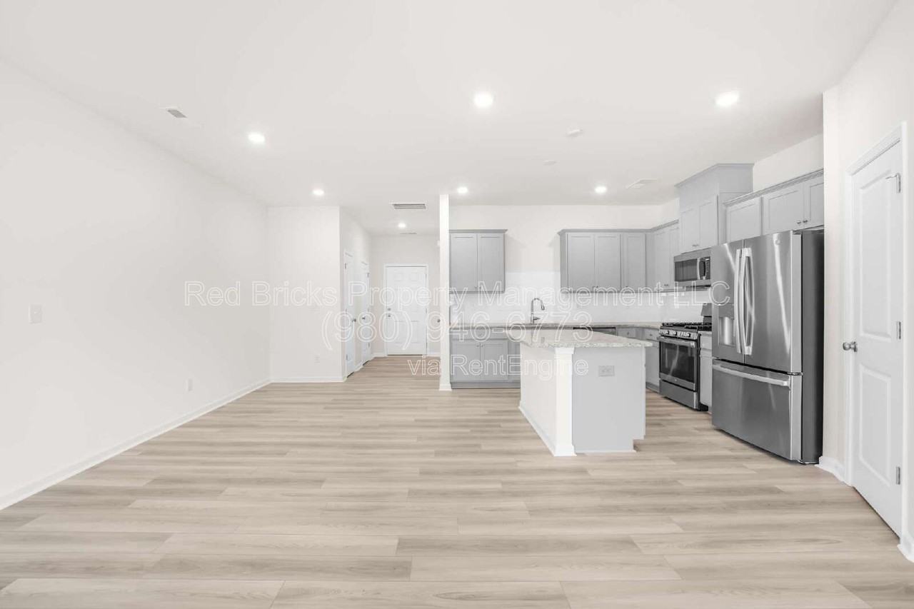796 Earhart St - Photo 6 of 24