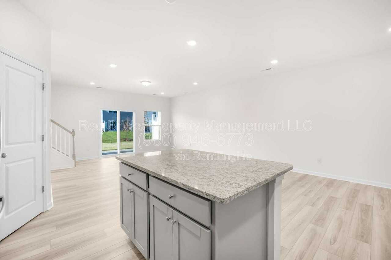 796 Earhart St - Photo 7 of 24