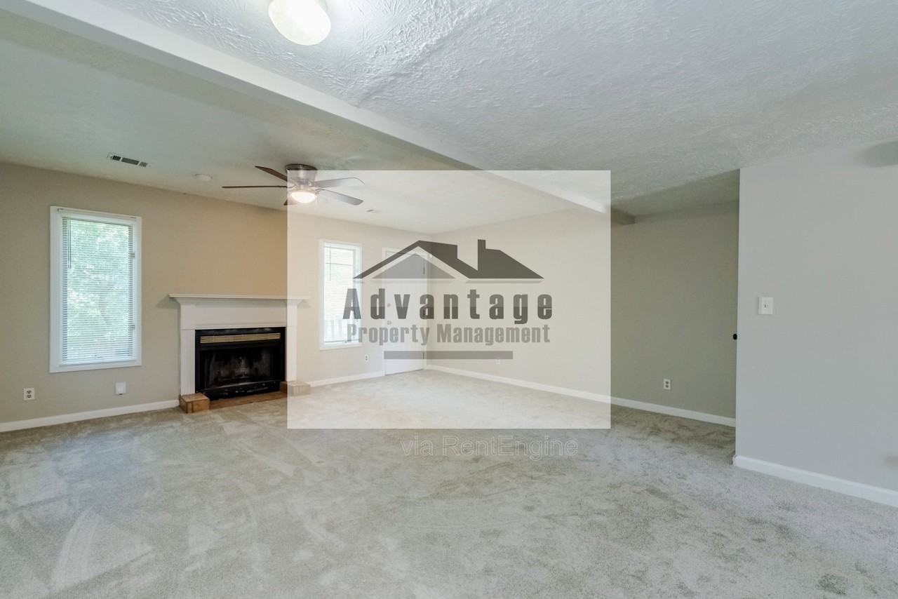 2782 Country Ct Se #B - Photo 3 of 24