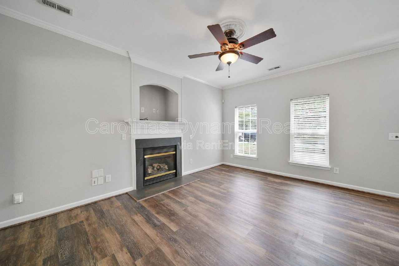 6435 Gatesville Ln - Photo 7 of 38