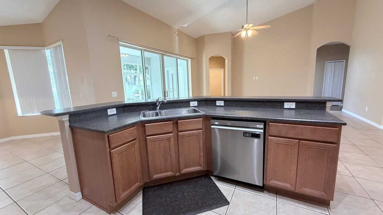 691 Errol Pkwy - Photo 4 of 42