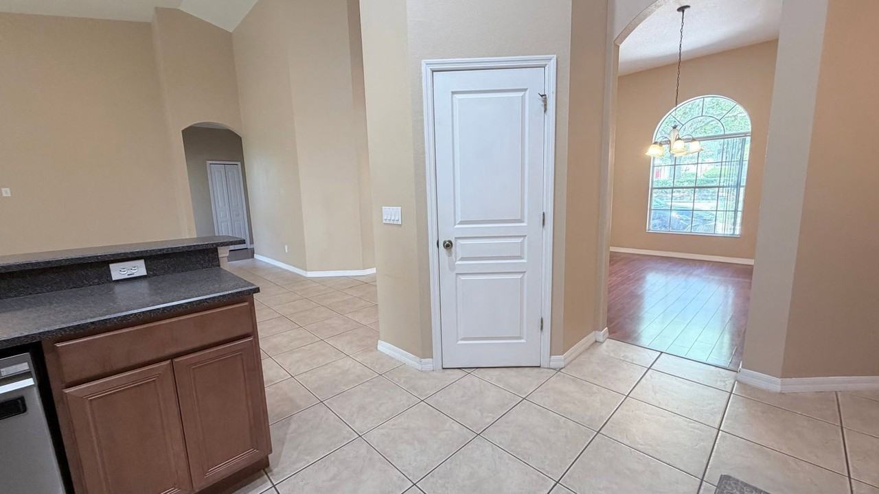 691 Errol Pkwy - Photo 7 of 42