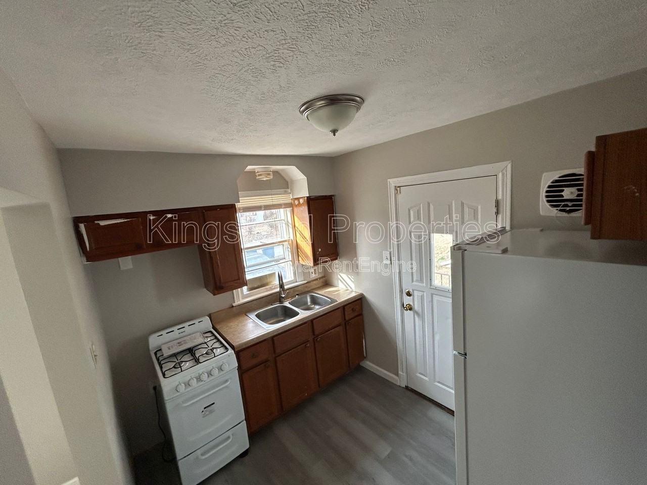 10128 Cloverdale Dr - Photo 4 of 10