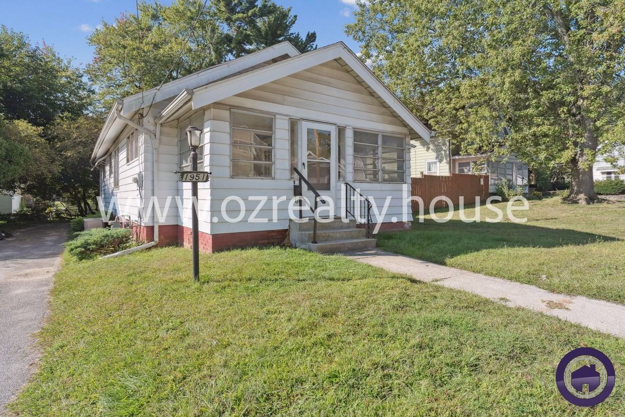 1951 Loxley Rd - Photo 3 of 18