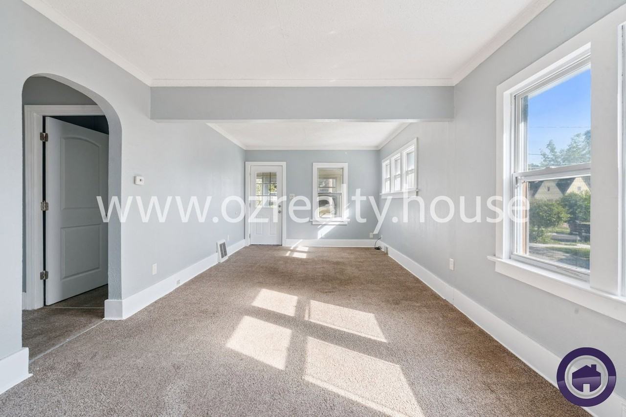 1951 Loxley Rd - Photo 5 of 18
