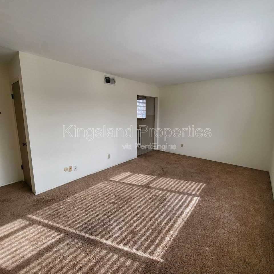 5353 Walsh St #2B - Photo 4 of 10