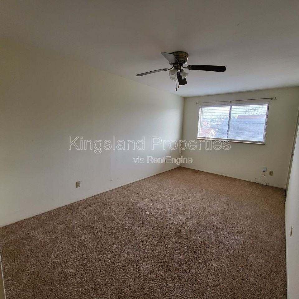 5353 Walsh St #2B - Photo 7 of 10