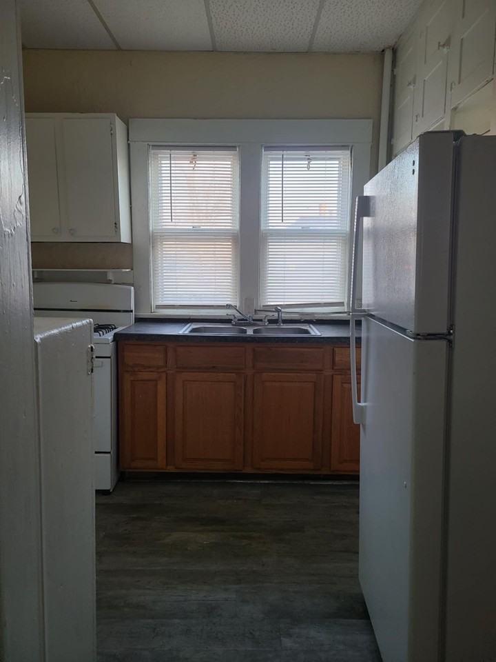 719 W 5th St - Photo 3 of 9