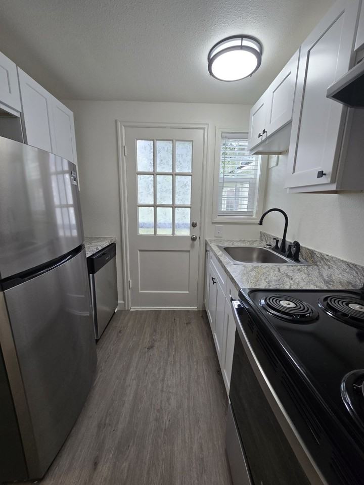 441 Ne Winchester St - Photo 6 of 16