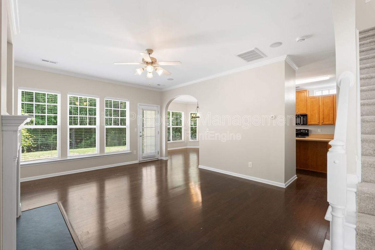 1141 Hammond Dr - Photo 4 of 37