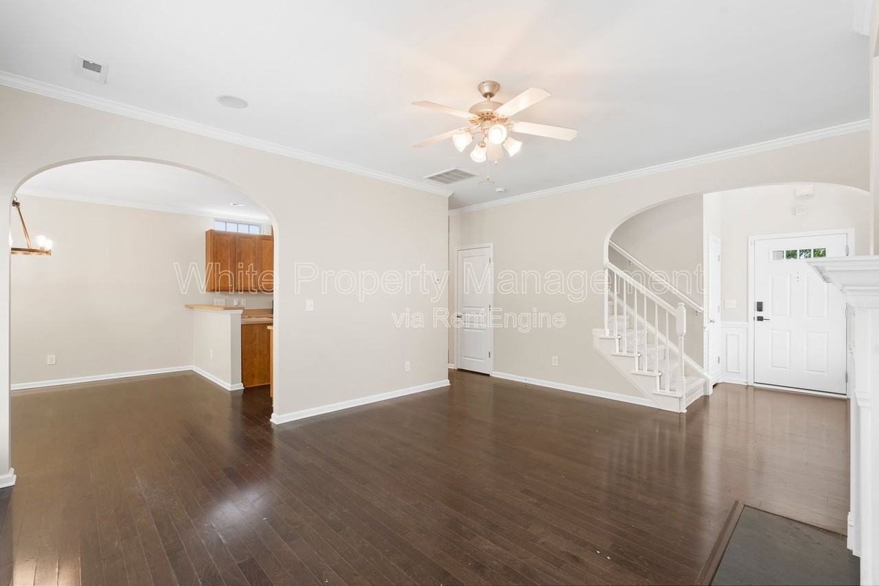 1141 Hammond Dr - Photo 5 of 37